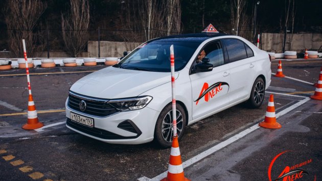 Отработка упражнений с конусами на Volkswagen Polo Ученики автошколы Алекс отрабатывают маневрирование между конусами на учебном автомобиле Volkswagen Polo.