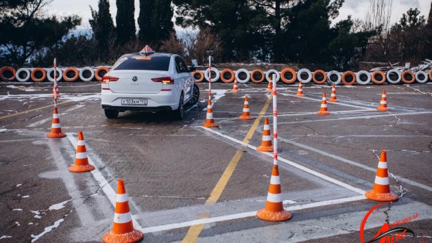 Экзаменационные упражнения на площадке автошколы Алекс Отработка упражнений и маневров на учебной площадке автошколы Алекс для подготовки к экзамену в ГИБДД.